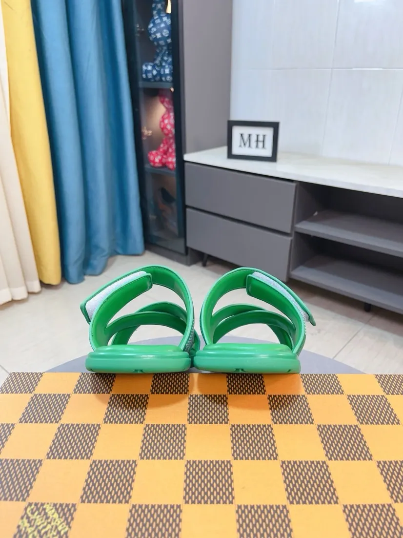 Men's shoes 💰380🌹🌹 (lv-Louis Vuitton) New men's slippers, high-end boutique, exquisite embossed logo decoration on the upper, fine workmanship, super soft soles, casual, loose and comfortable, a must-have in summer! \nsize：38-44